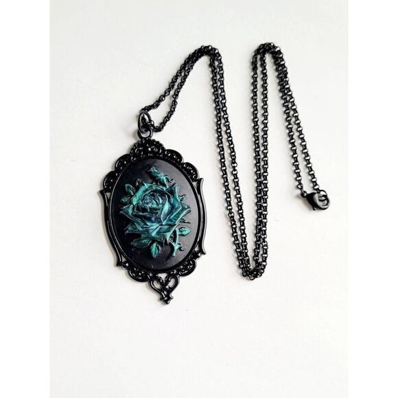 COPY - Gothic steampunk rockabilly Iridescent Rose Gothic Rockabilly Cameo Neck… - Picture 5 of 7